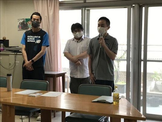 スタッフが並ぶ食堂  