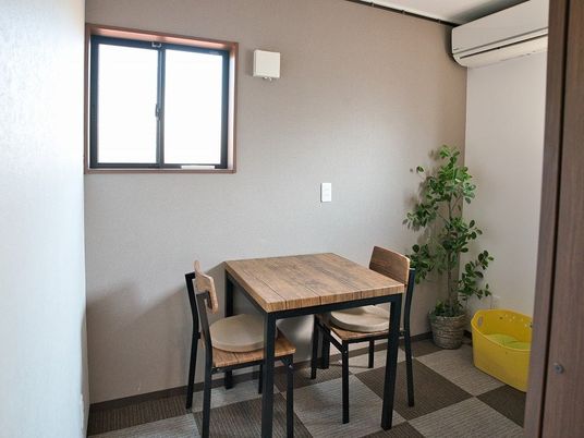 明るい小部屋の一角