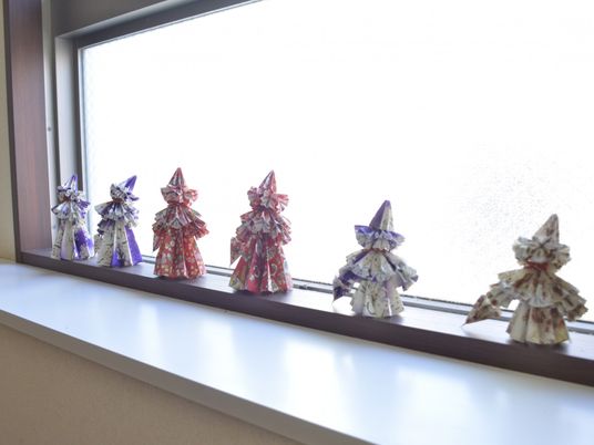 折り紙が並ぶ窓辺