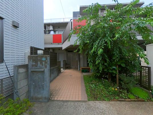 エントランスと緑の外観
