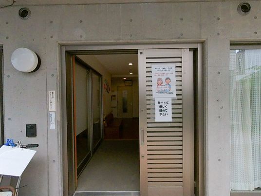 エントランスの明るい通路