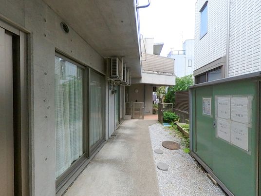 静かな通路と小庭