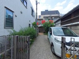 白壁の建物と駐車車両