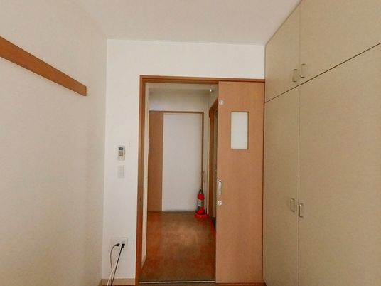 廊下と扉の映る場面