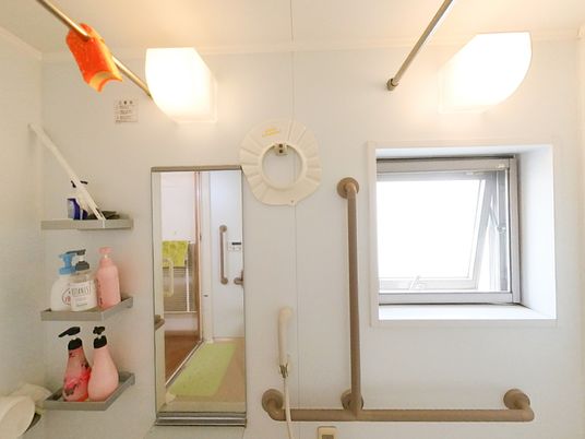 白い壁のシンプルな浴室