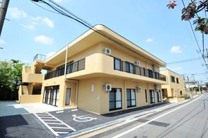 黄色い建物の外観