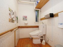 手すり設置のトイレ空間