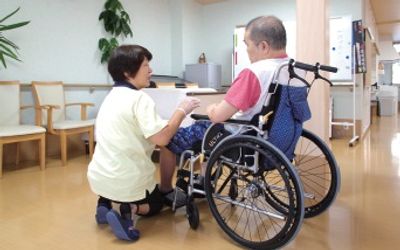 車椅子利用者とスタッフが対話する廊下
