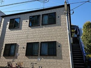 外階段のある建物外観  