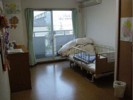 明るい居室の一角