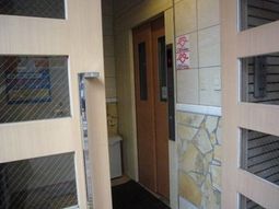 清潔感のあるトイレ入口