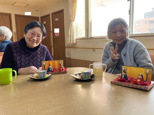 笑顔交わす明るい食堂
