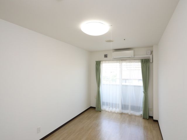 明るいシンプルな居室 居室 清潔感のあふれる居室で、ご自身の家具を配置しやすい設計です。窓からの光が心地よい空間を提供します。