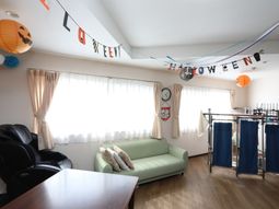 明るい多目的室の様子