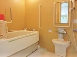 バリアフリー設計の浴室