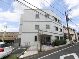 白壁の建物外観