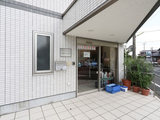 白い壁の明るいエントランス