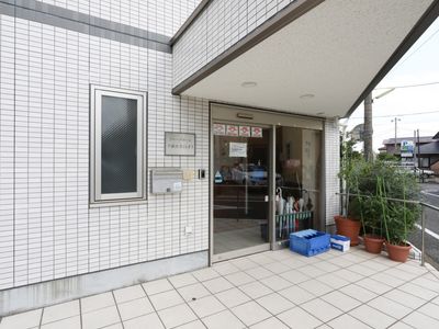 白い壁の明るいエントランス