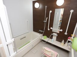 バリアフリーの浴室設備