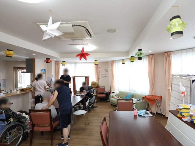共有スペースの明るい日常 共有スペース ゆとりあるダイニングで、利用者が食事や交流を楽しんでいます。明るく開放的な空間で、リラックスした時間を過ごすことができます。