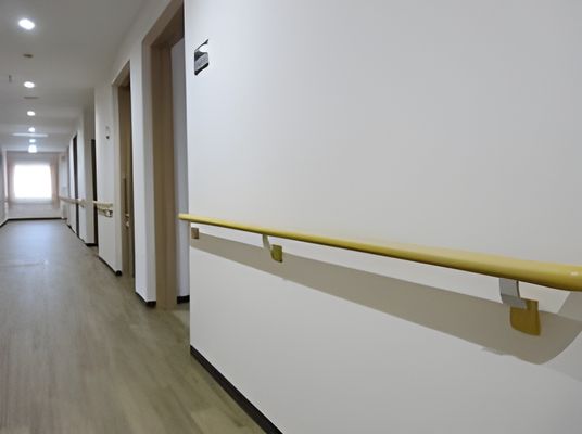 明るい廊下の手すり