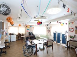 多彩な装飾のラウンジ