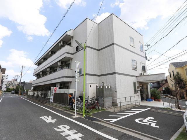 施設の清潔な外観 外観 シンプルで清潔感のある外観です。通いやすい立地にあり、快適な職場環境を提供します。
