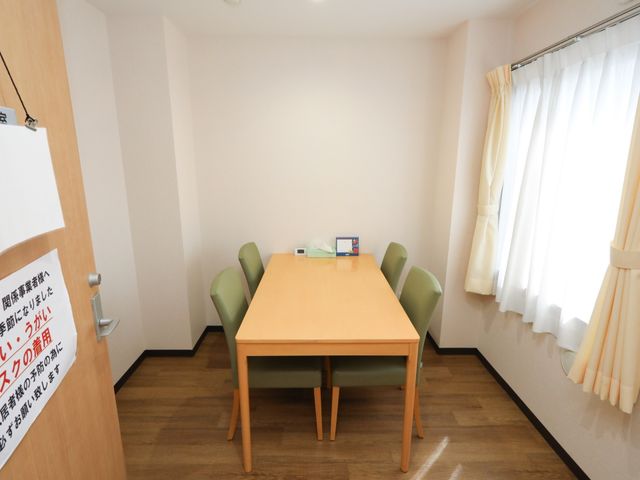 会議室内のテーブルと椅子 相談室 明るく落ち着いた空間の多目的室です。スタッフ同士の打ち合わせやプログラム準備に適しています。