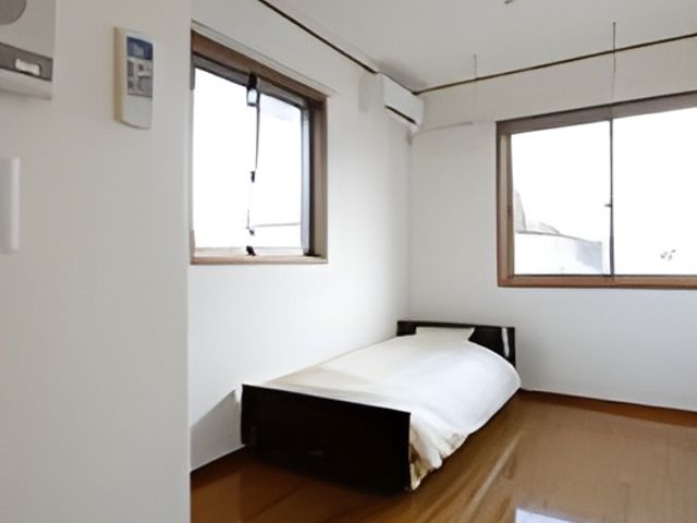 居室の明るい空間 シンプルで清潔感のある個室です。窓から自然光が入り、温もりを感じられる空間となっています。