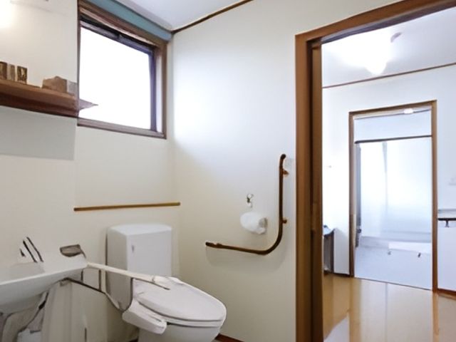 手すり付き清潔なトイレ 手すりがついたトイレ空間は安全を考えた設計です。清掃が行き届いており、快適な利用が期待できます。