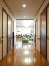 廊下から見たラウンジ