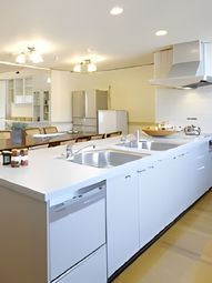 明るいキッチンの様子