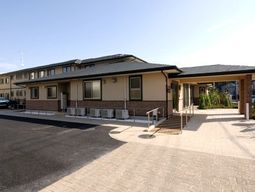 明るい日差しの外観