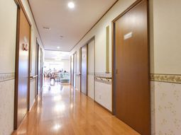 廊下から見た明るい居室