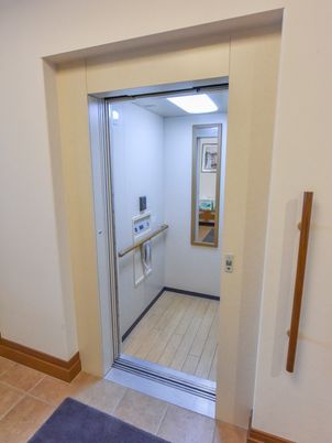 バリアフリー設計のエレベーター