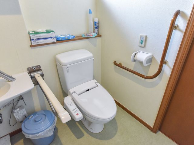 バリアフリー対応トイレ トイレ 手すりや設備が整った清潔なトイレ空間です。支援が必要な方々も利用しやすい環境が整っています。