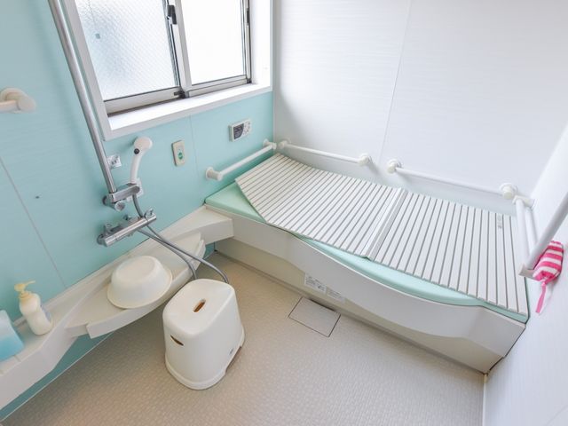 清潔な浴室の様子 浴室 安全に配慮されたデザインの浴室です。手すりや床の滑り止めがあるため、ご高齢の方も安心してご利用いただけます。
