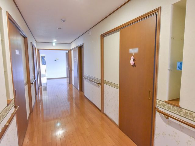 清潔な廊下 通路 ゆとりを持って設計された廊下は、明るく開放的な雰囲気を醸し出しています。手すりも備えており、安全に配慮されています。