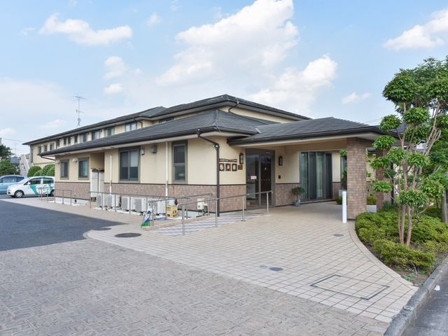 広々とした明るい外観 外観 落ち着いた色合いの建物が立ち並ぶ、清潔感が感じられるエントランスです。暖かい日差しの中、気持ちの良い職場環境を提供しています。