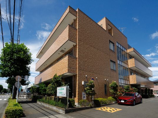 車椅子の人でも楽に移動できるように段差を排除した介護施設の外観