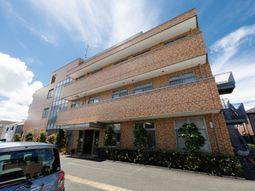 明るい外観の建物