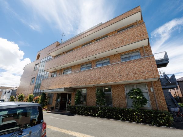 明るい外観の建物