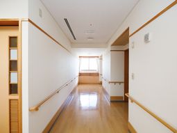 清潔な廊下と採光