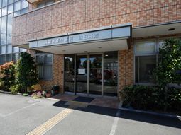 明るいエントランスの外観