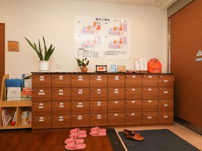 案内板と収納棚のある廊下