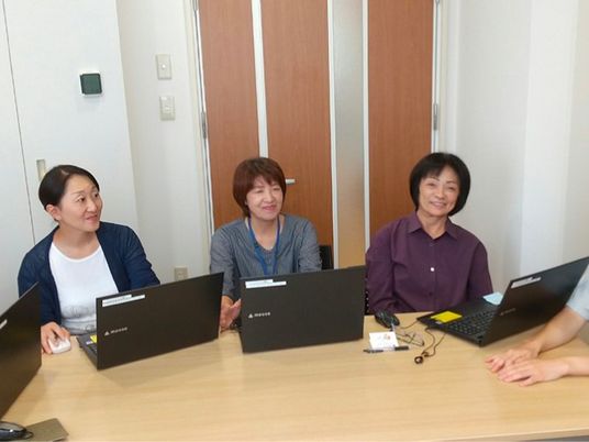 会議するスタッフの多目的室  