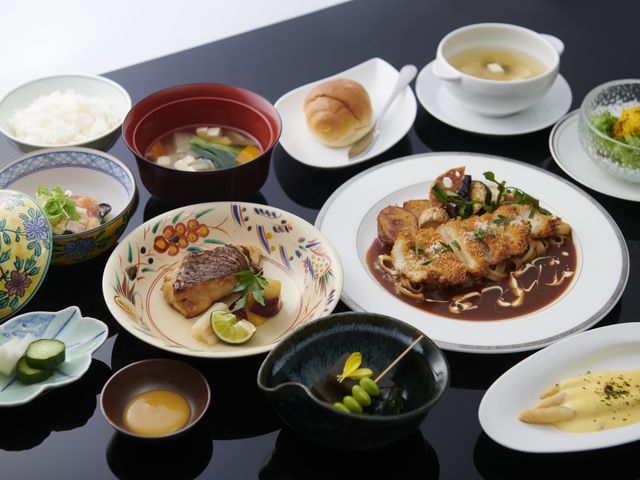 色とりどりの料理 食事イメージ 色とりどりのメニューは、多様な食事を楽しむ人にとって魅力的です。栄養バランスに配慮されています。