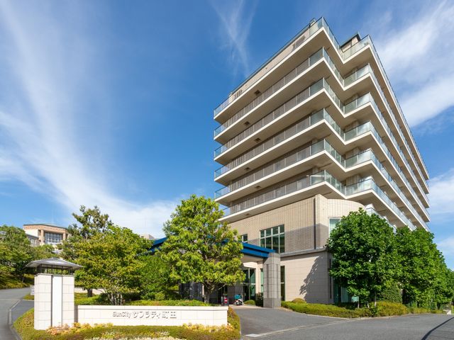 青空に映える建物の外観 外観 青空の下に立つ立派な建物です。緑に囲まれた環境で、来訪者を迎え入れます。