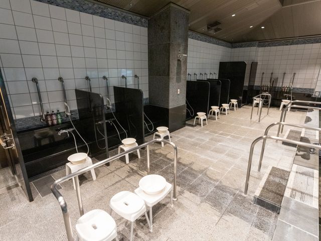 シャワールーム 浴室 広々とした洗い場は、快適に使用できる設計になっています。手すりもあり安全性が考慮されています。