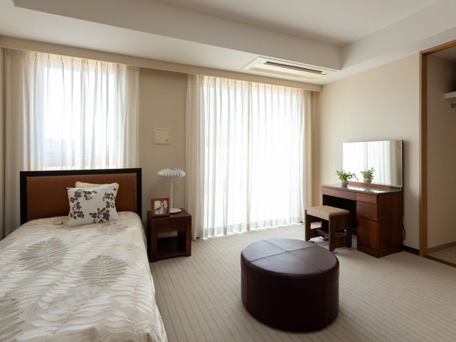 広々とした居室 居室 自然光が差し込む明るい空間で、くつろぎながら心地よい時間を過ごせます。